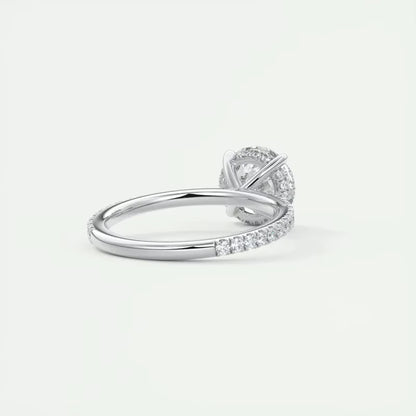 Bague de fiançailles en argent 925 rhodié orné d'un solitaire et de diamants scintillants vue de dos.