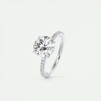 Bague de fiançailles en argent 925 rhodié orné d'un solitaire et de diamants sur fond blanc.