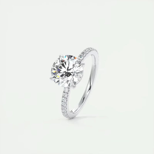 Bague de fiançailles en argent 925 rhodié orné d'un solitaire et de diamants sur fond blanc.