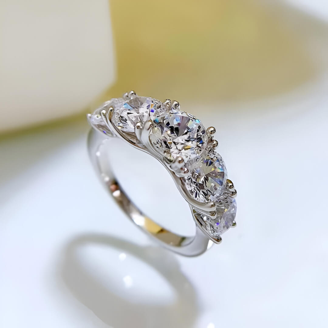 Bague de fiançailles cinq pierres en argent sterling 925 plaqué or blanc et moissanites debout.