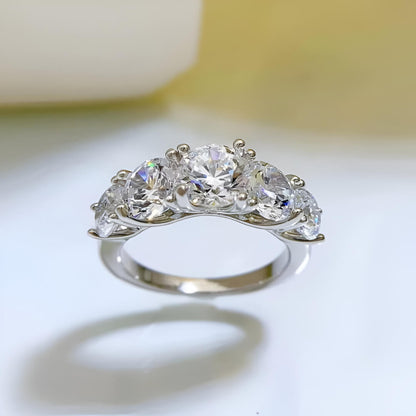 Bague de fiançailles cinq pierres en argent 925 plaqué or blanc et moissanites scintillantes vue de face.