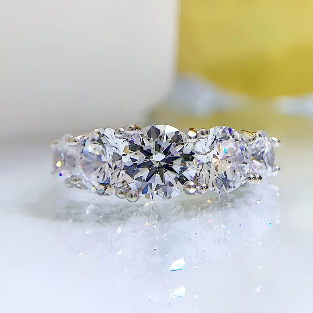 Bague de fiançailles cinq pierres en argent 925 plaqué or blanc discret et moissanites à plat vue de face.