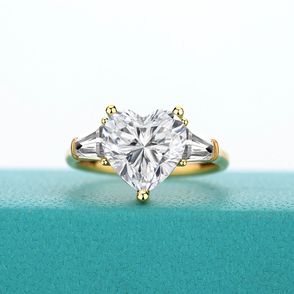 Bague de fiançailles cœur 3ct triple diamants scintillants Irit en or jaune 14K vue de face.