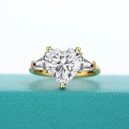Bague de fiançailles cœur 3ct triple diamants scintillants Irit en or jaune 14K vue de face.