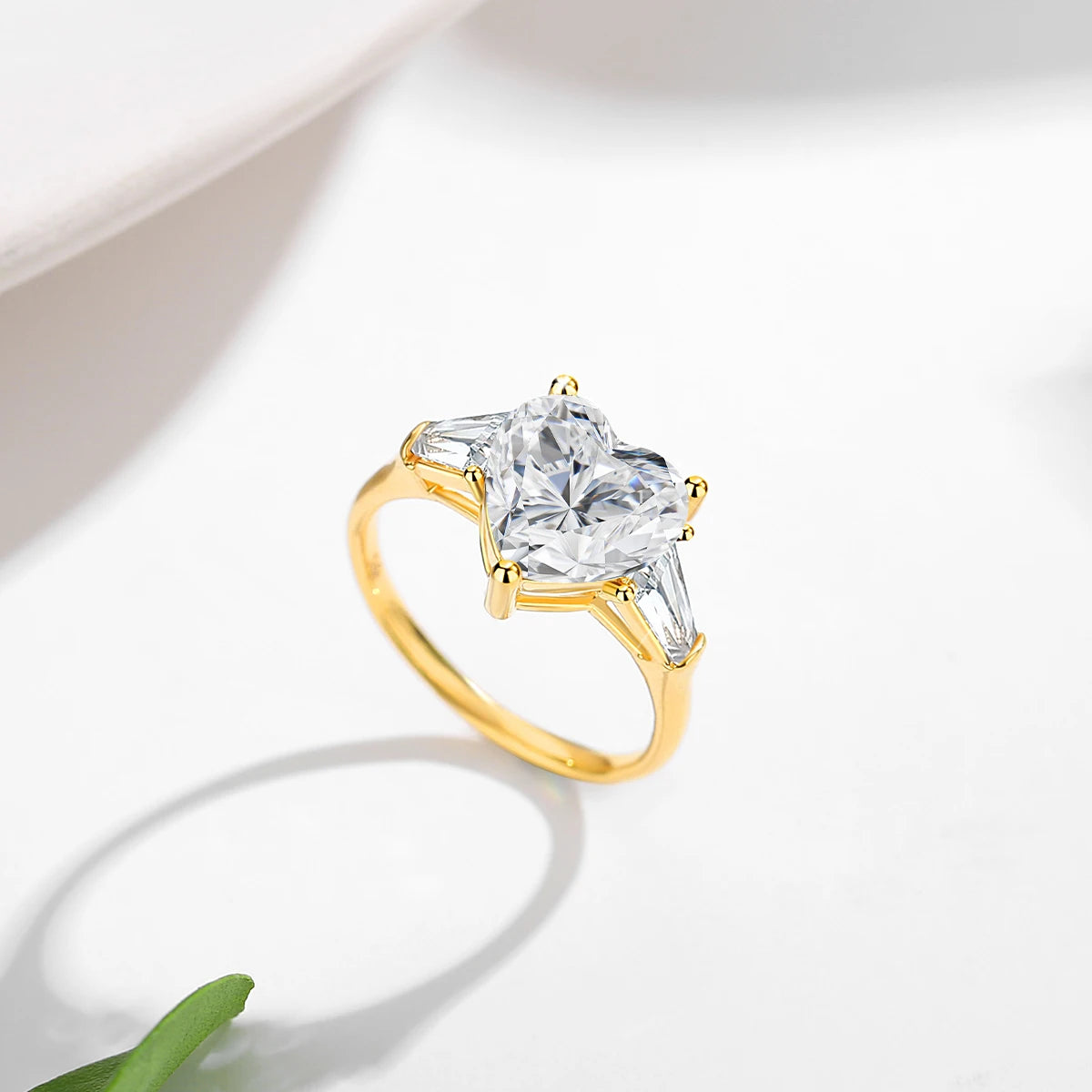 Bague de fiançailles cœur 3ct triple diamants Irit en or jaune 14K raffiné vue de proche.