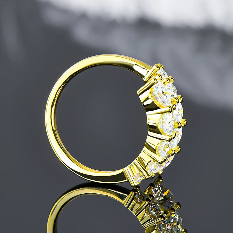 Bague de fiançailles dix pierres en argent 925 plaqué or jaune et diamants rayonnants vue latérale.