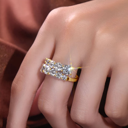 Bague de fiançailles dix pierres en argent 925 plaqué or jaune et diamants scintillants portée au doigt d'une femme vue de proche.