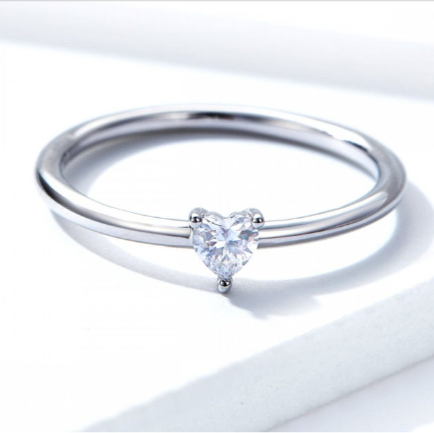 Bague de fiançailles en argent cœur élégant présentée sur support blanc, zircon cubique et or blanc 14K - La Petite Rebelle
