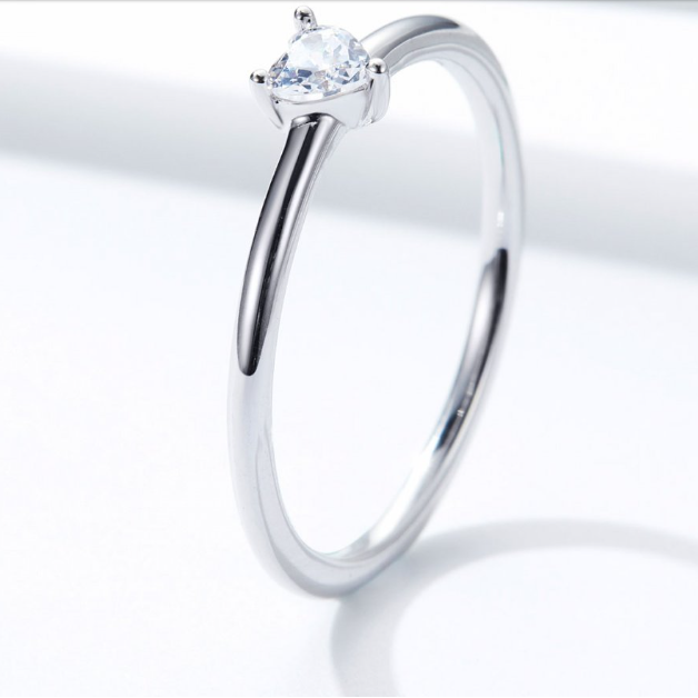 Bague de fiançailles en argent cœur élégant vue latérale debout, zircon cubique et plaquage or blanc 14K - La Petite Rebelle
