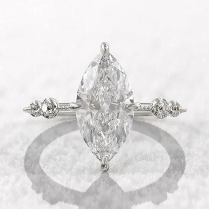 Vue de face de la bague de fiançailles en argent avec diamant ovale, design élégant, plaqué or blanc 18K - La Petite Rebelle