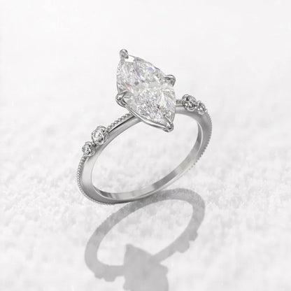 Bague de fiançailles en argent, vue éloignée de dessus, diamant ovale étincelant, plaqué or blanc 18K - La Petite Rebelle