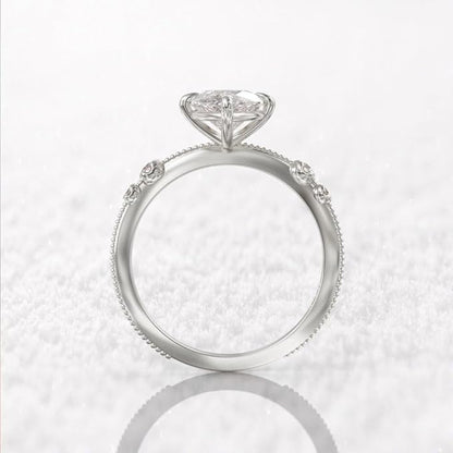 Bague de fiançailles en argent, vue latérale debout, diamant ovale et zircons, finition plaqué or blanc 18K - La Petite Rebelle