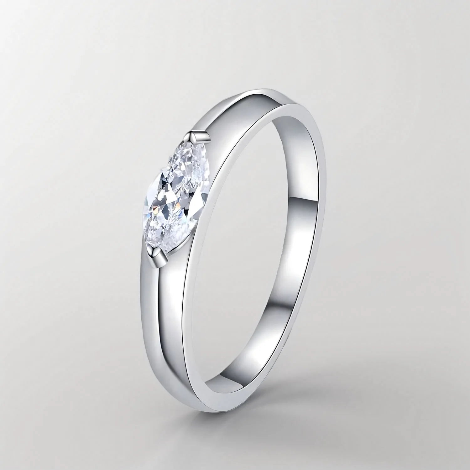 Bague de fiançailles en argent sterling 925 Dune de Diamant, vue en biais, avec diamant de moissanite et finition or blanc 18K.