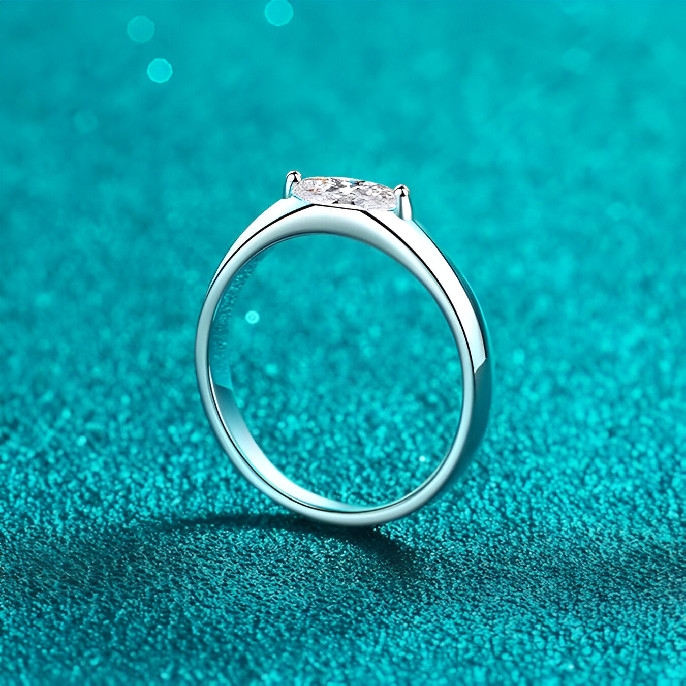 Vue latérale de la bague de fiançailles en argent Dune de Diamant, plaquage or blanc 18K et diamant de moissanite, design moderne et élégant.