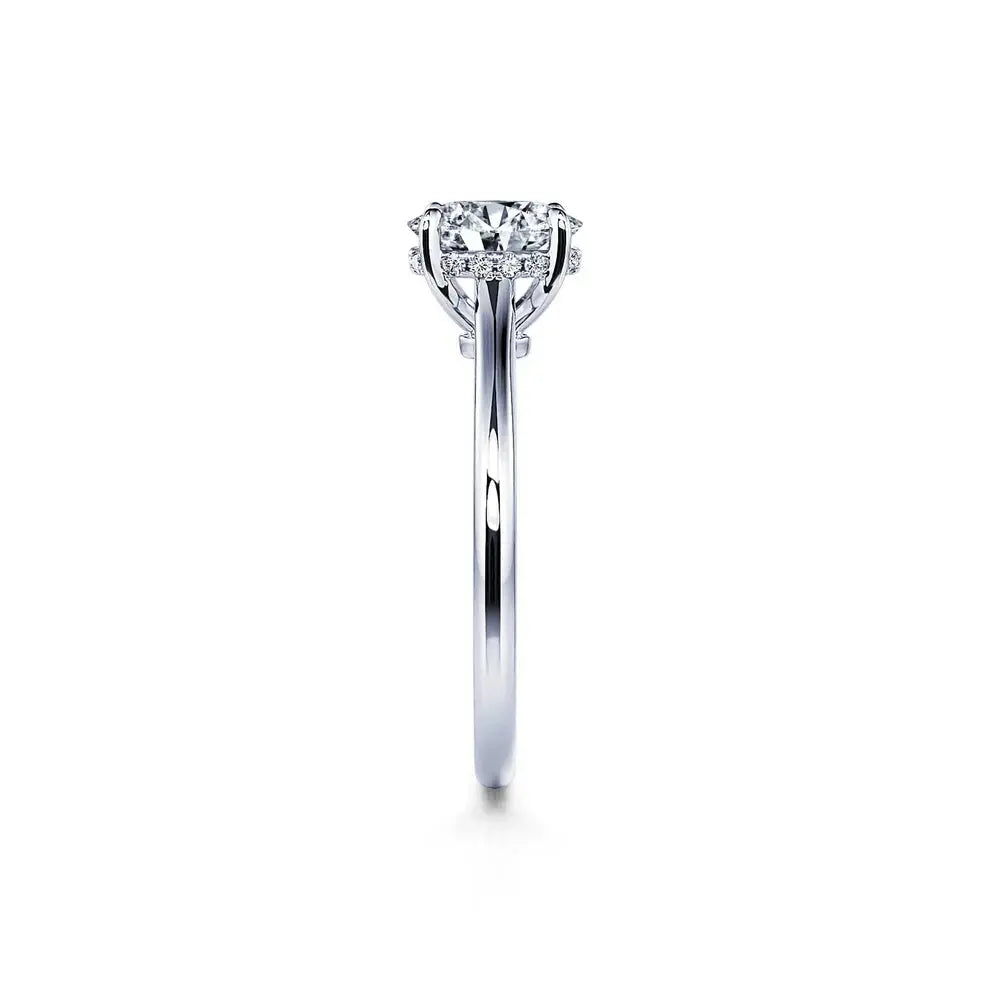 Profil de la bague de fiançailles en argent avec diamants de moissanite et plaquage or blanc 18K - Un bijou délicat pour marquer un engagement précieux et intemporel.