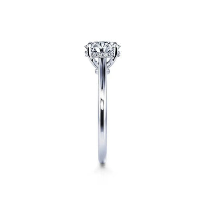 Profil de la bague de fiançailles en argent avec diamants de moissanite et plaquage or blanc 18K - Un bijou délicat pour marquer un engagement précieux et intemporel.