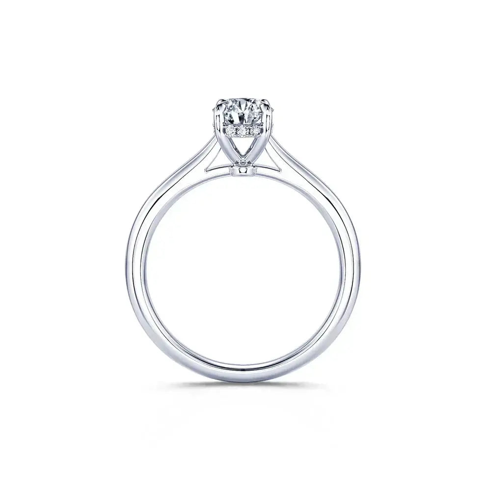Vue latérale de la bague de fiançailles en argent sterling 925, ornée de diamants de moissanite et plaquée or blanc 18K - Un design raffiné pour une demande de mariage éclatante et moderne.