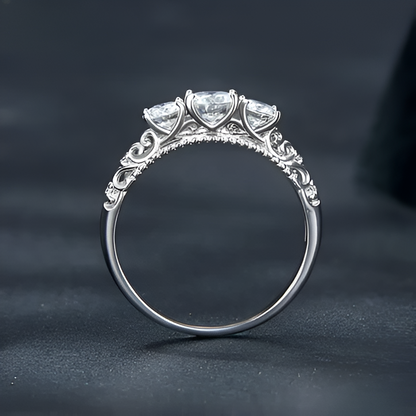 Bague de fiançailles en argent sterling 925 Triple Diamants, profil élégant avec diamants étincelants et plaquage or blanc 18K pour un effet lumineux.