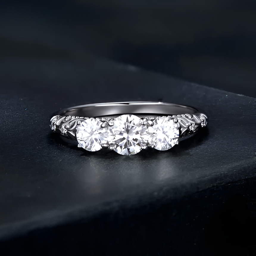 Bague de fiançailles en argent 925 Triple Diamants, vue de face. Diamants de moissanite et plaquage or blanc 18K pour un éclat exceptionnel et une élégance intemporelle.