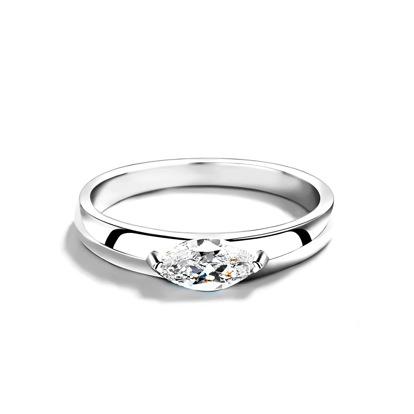 Bague de fiançailles en argent Dune de Diamant vue de face, diamant de moissanite serti avec un plaquage or blanc 18K, design raffiné.