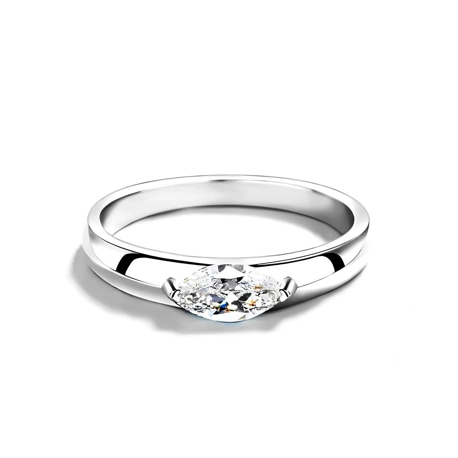 Bague de fiançailles en argent Dune de Diamant vue de face, diamant de moissanite serti avec un plaquage or blanc 18K, design raffiné.