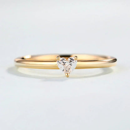 Vue détaillée de la bague de fiançailles en or cœur élégant, plaquage or 14K, diamant de zircon cubique - le choix parfait pour un mariage inoubliable - La Petite Rebelle