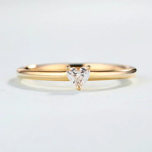 Vue détaillée de la bague de fiançailles en or cœur élégant, plaquage or 14K, diamant de zircon cubique - le choix parfait pour un mariage inoubliable - La Petite Rebelle