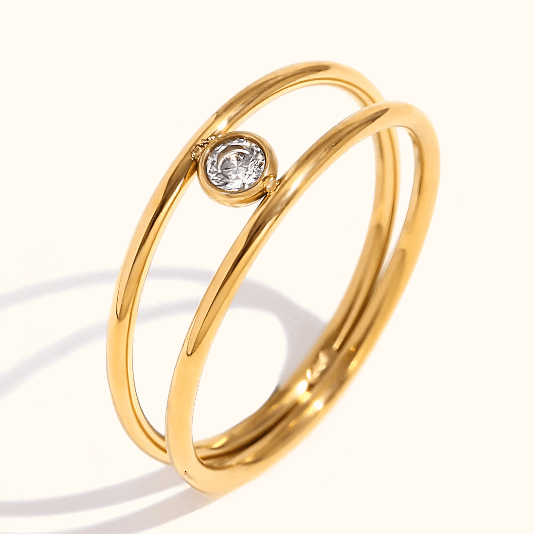 Bague de fiançailles en acier inoxydable doré sertie de diamant naturel debout.