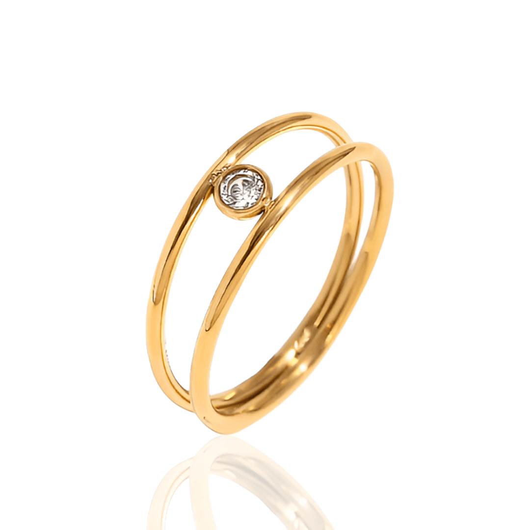 Bague de fiançailles en acier inoxydable doré sertie de diamant naturel sur fond blanc.