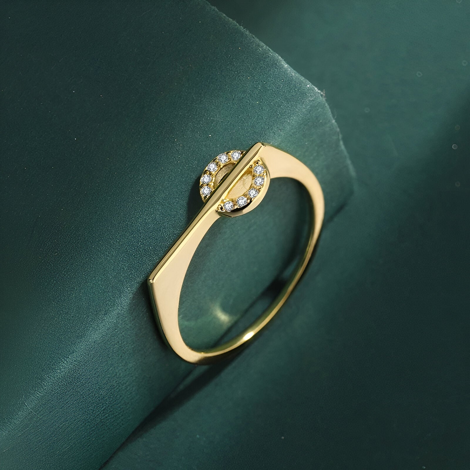 Bague de fiançailles en or jaune et diamants naturels vue du dessus.