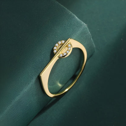 Bague de fiançailles en or jaune et diamants naturels vue du dessus.