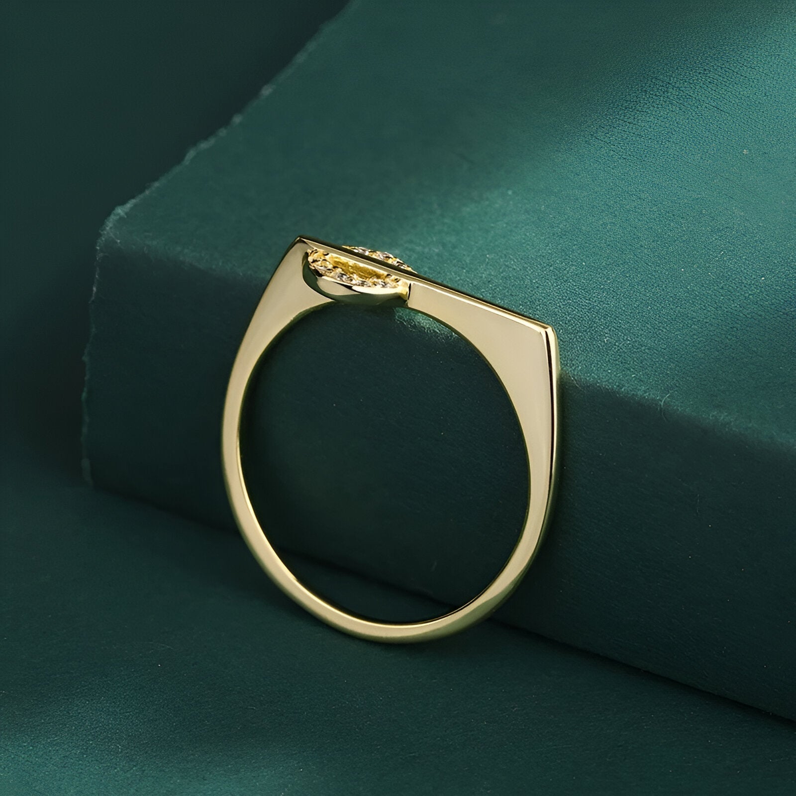 Bague de fiançailles en or jaune et diamants naturels vue latérale.