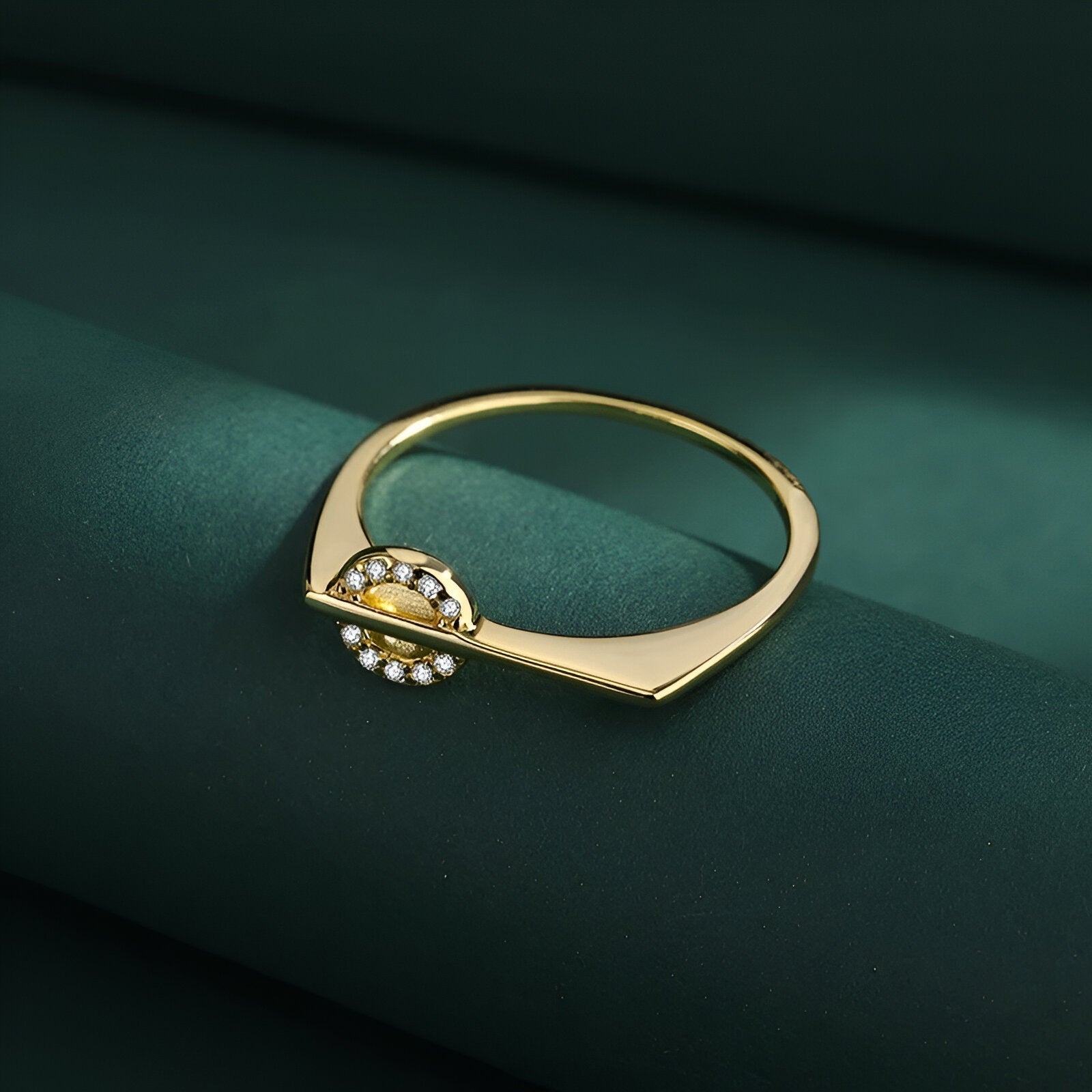 Bague de fiançailles en or jaune et diamants naturels à plat.