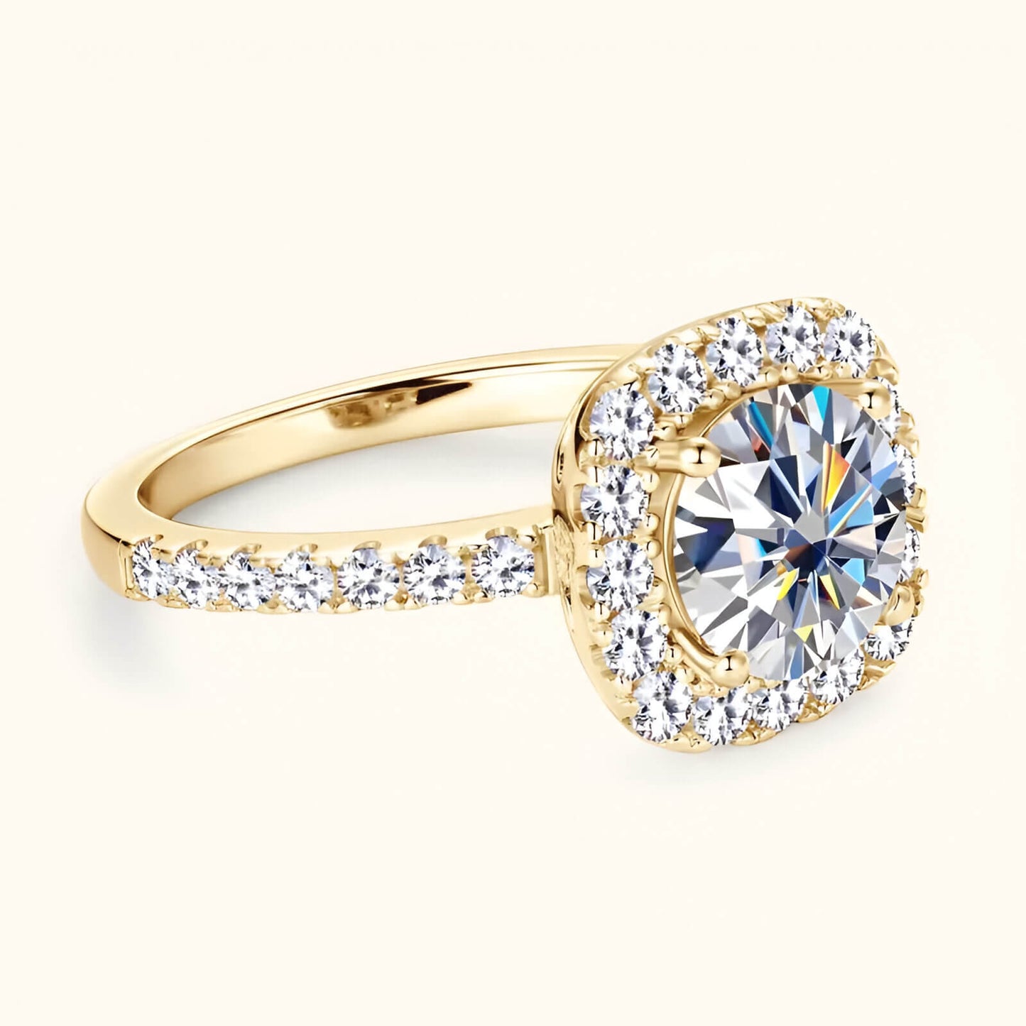 Bague de fiançailles en argent plaqué or jaune avec diamant central en moissanite et zircon naturels scintillants de forme ronde vue de côté.