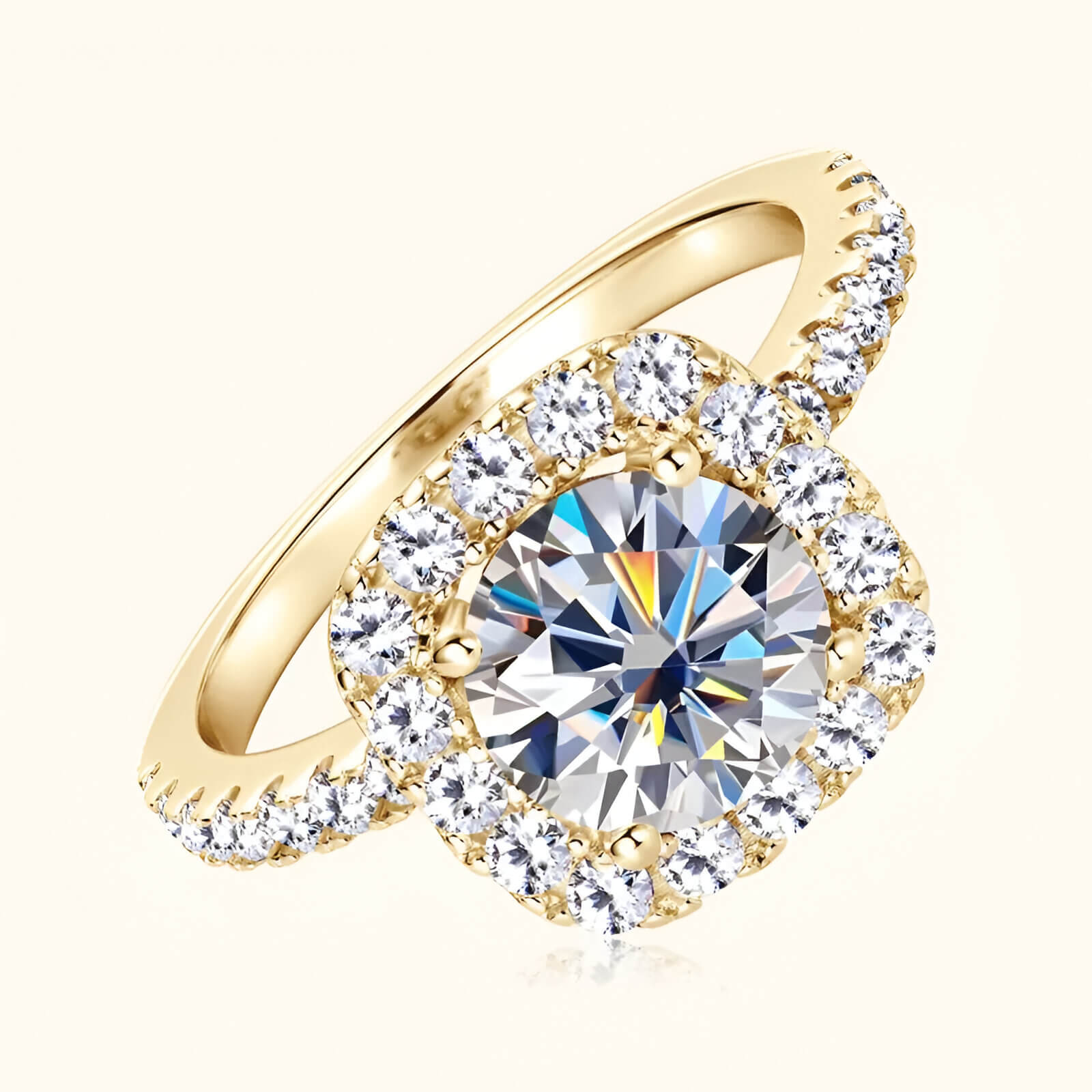 Bague de fiançailles en argent plaqué or jaune avec diamant central en moissanite et zircon naturels de forme ronde vue en digonale.