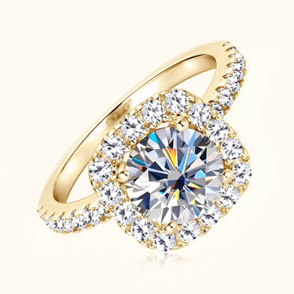 Bague de fiançailles en argent plaqué or jaune avec diamant central en moissanite et zircon naturels de forme ronde vue en digonale.