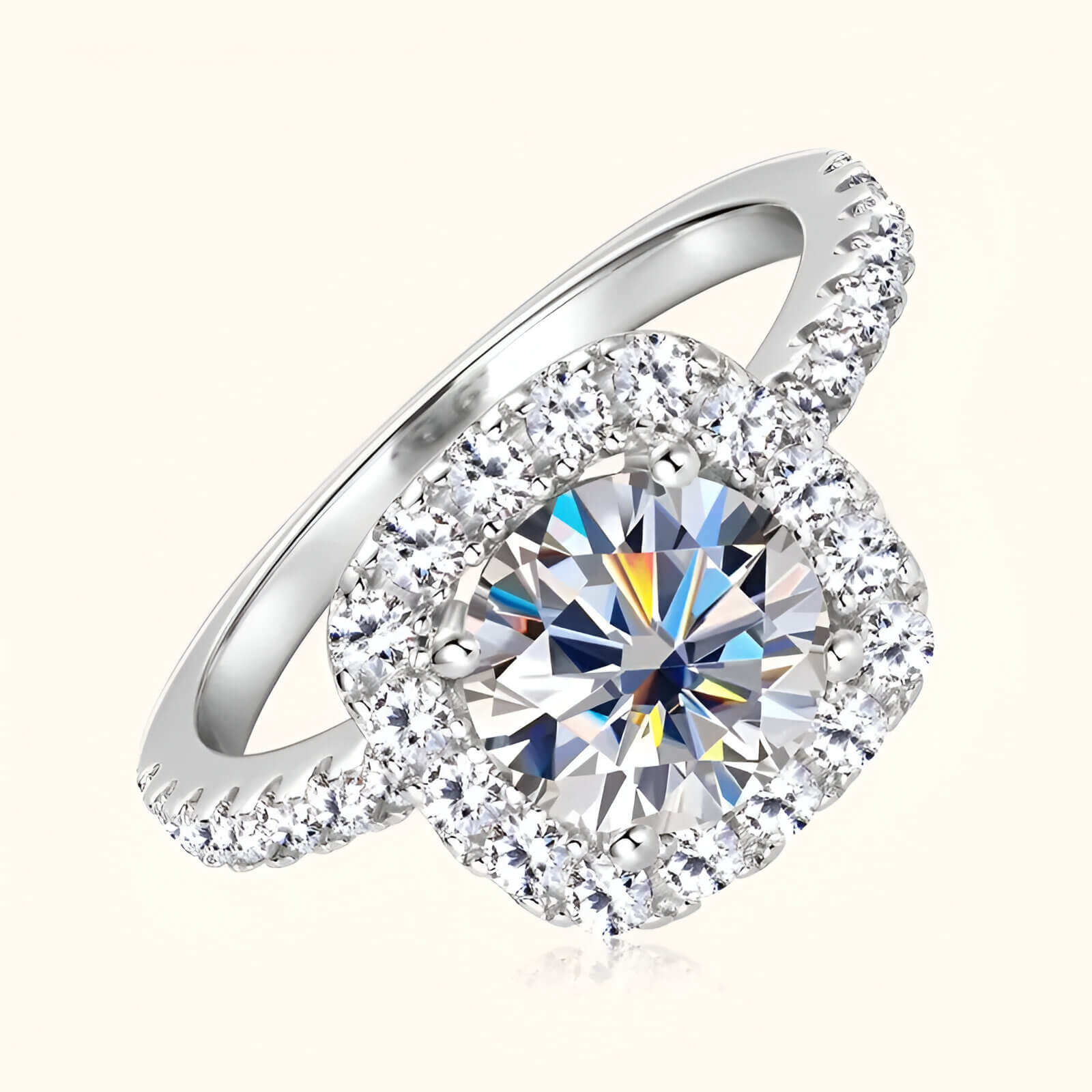 Bague de fiançailles halo de diamants en argent 925 plaqué or blanc discret positionnée en biais.