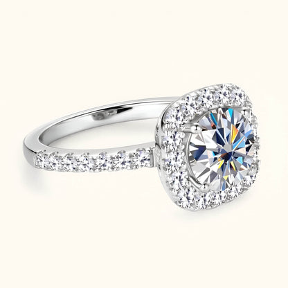 Bague de fiançailles halo de diamants en argent 925 plaqué or blanc délicat vue de côté.