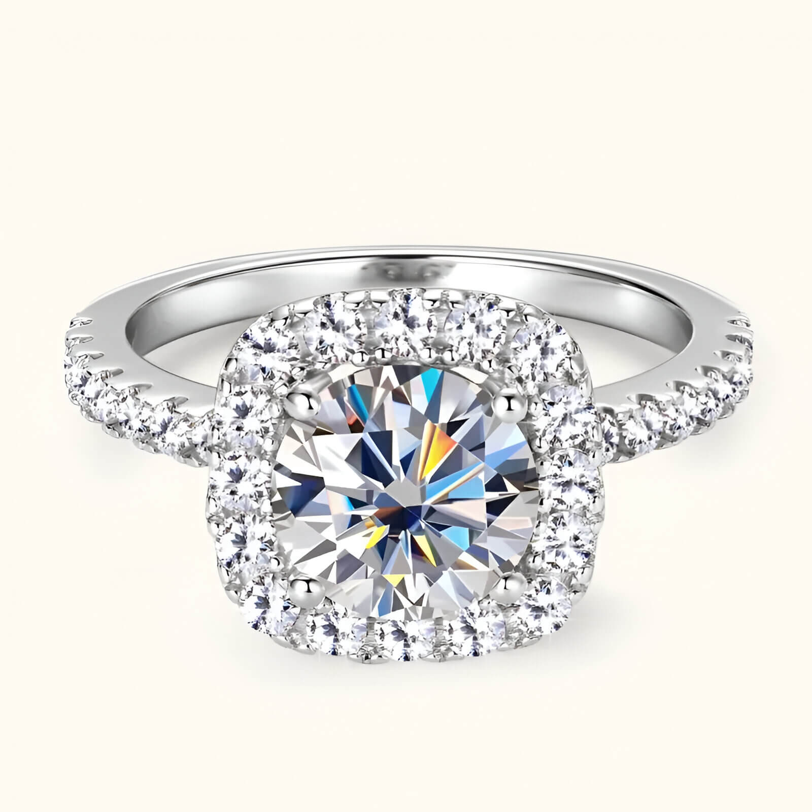 Bague de fiançailles halo de diamants en argent 925 plaqué or blanc raffiné vue de face.