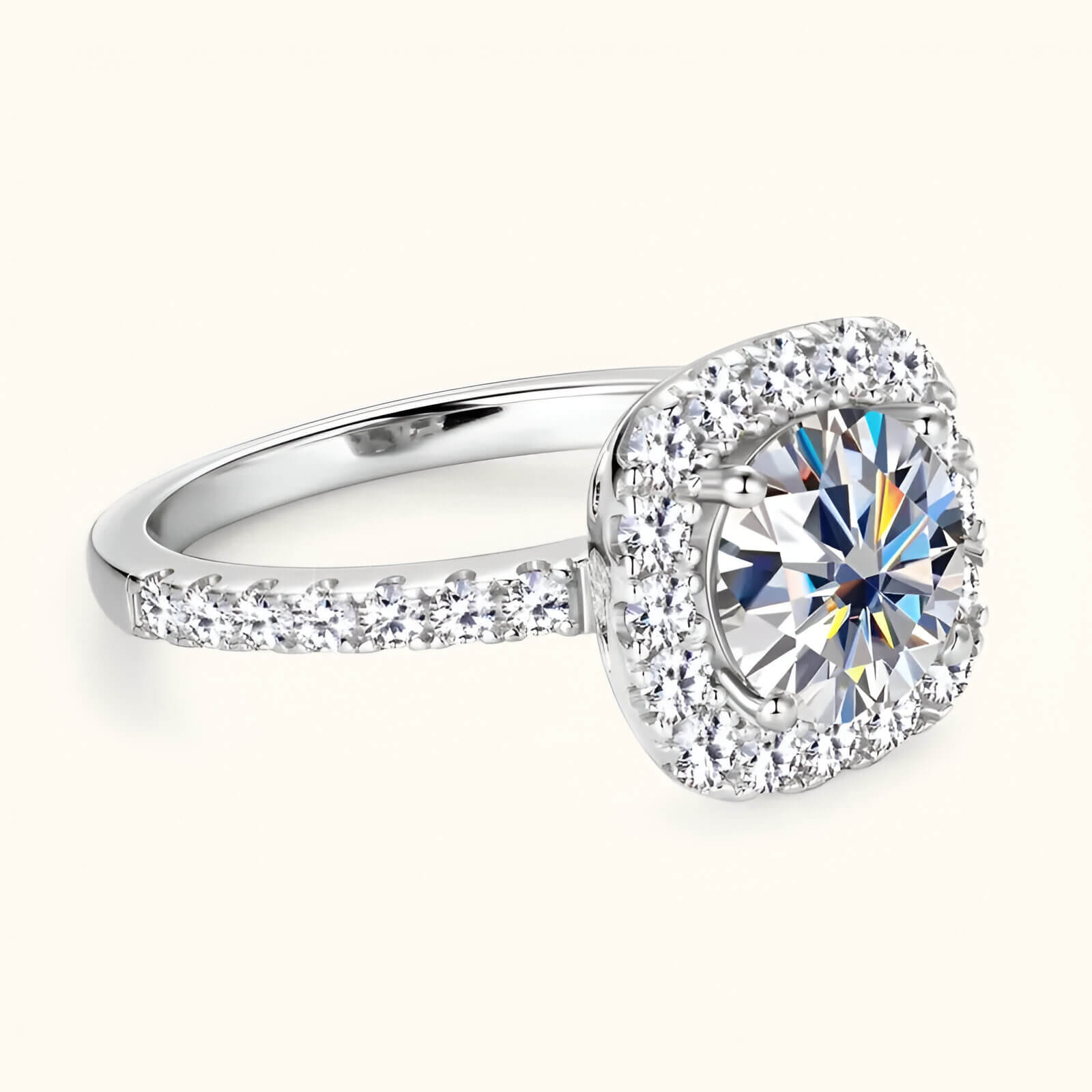 Bague de fiançailles en or blanc sertie de diamants synthétiques et naturels vue de côté.