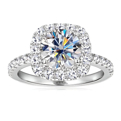 Bague de fiançailles en or blanc sertie de diamants synthétiques et naturels sur fond blanc.