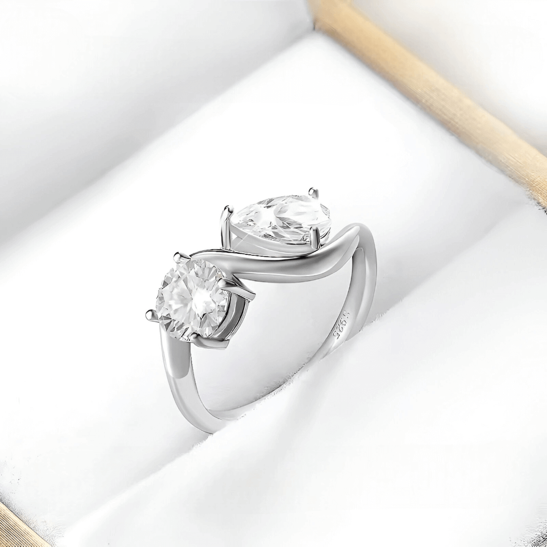 Bague de fiançailles en or blanc et diamant synthétique dans son écrin.