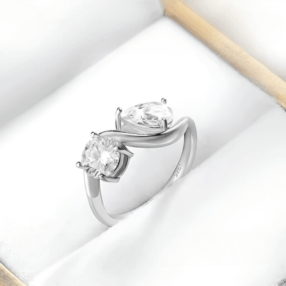 Bague de fiançailles en or blanc et diamant synthétique dans son écrin.