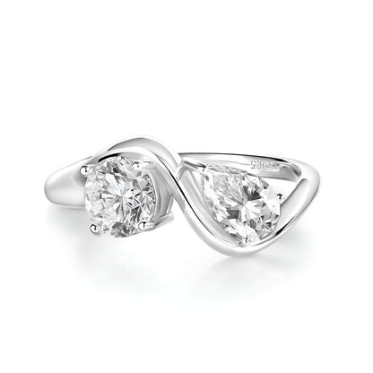 Bague de fiançailles en or blanc et diamant synthétique sur fond blanc.