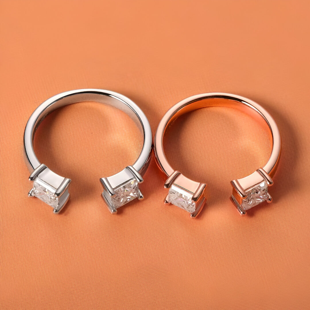 Variantes blanche et rosé de la bague de fiançailles ouverte Nivara en argent 925 plaqué or blanc et plaqué or rosé ornées de diamants taille princesse à plat.
