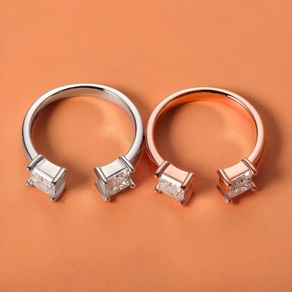 Variantes blanche et rosé de la bague de fiançailles ouverte Nivara en argent 925 plaqué or blanc et plaqué or rosé ornées de diamants taille princesse à plat.