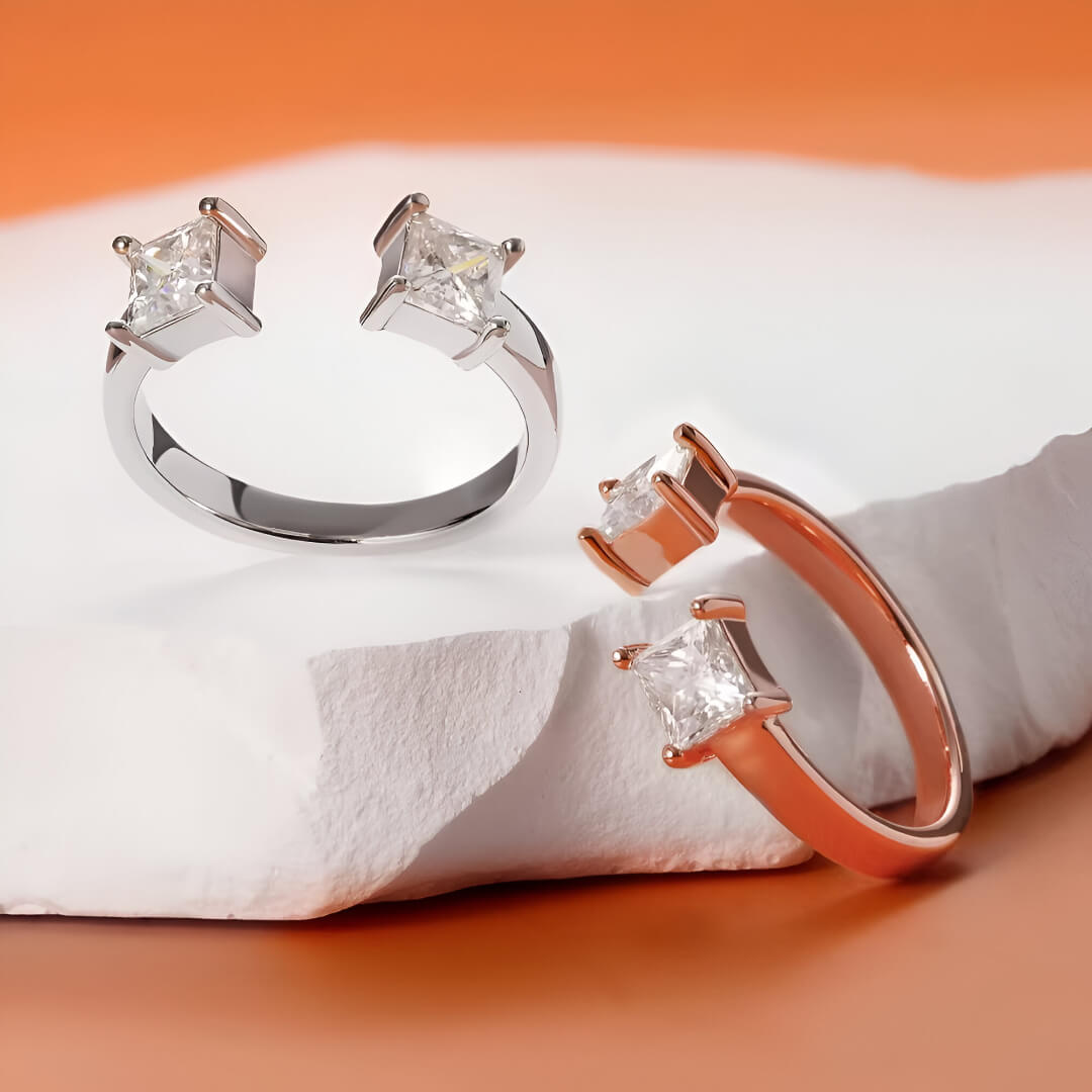 Variantes blanche et rosé de la bague de fiançailles ouverte Nivara en argent sterling 925 plaqué or rosé et plaqué or blanc serties de diamants taille princesse posées.