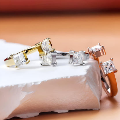 Toutes les variantes de la bague de fiançailles ouverte Nivara en argent 925 plaqué or jaune, plaqué or blanc et plaqué or rosé ornées de diamants scintillants taille princesse posées.