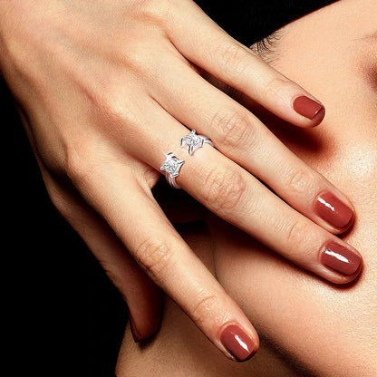 Bague de fiançailles ouverte Nivara en argent 925 plaqué or blanc et diamants taille princesse portée au doigt d'une femme.