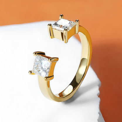 Bague de fiançailles ouverte Nivara en argent sterling 925 plaqué or jaune et diamants taille princesse debout.